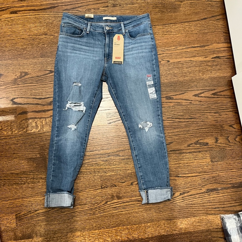 Levi’s Medium Wash 711 Skinny Jeans NWT Distressed
